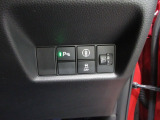 パーキングセンサーや横滑りを防ぐVSA等のスイッチ類は運転席の右側、手の届きやすい位置にあります。