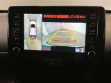 【パノラミックビューモニター】映像で、見づらい車両周辺の確認をアシスト。クルマを真上から見ているような映像を表示。 運転席から確認しにくい車両周囲の状況を把握。
