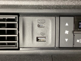 エアコン操作パネルの左側に、スマートフォンなどの充電可能なUSB端子と、音源などの外部入力の可能なUSB端子がついています。移動中に充電もできるので便利です。