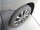 かっこいいホイールですね。 車のイメージを大きく左右するホイール部分はコダワリを持ちたいですね。