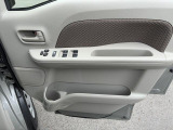 運転席ドアには、ドリンクもしっかり置けます♪