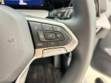 マルチファンクションスイッチつきの本革巻きステアリングは、より安全な長時間ドライブをサポートします。