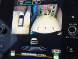 【マルチテレインモニター】車のフロントやサイドのカメラ画像を同時にモニター表示することで、悪路や狭い道を走行時でも周囲の状況確認ができ安心!本格SUVにうれしい装備です♪