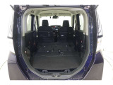 セカンドシートを倒した状態です。セカンドシートは独立可倒、荷物に合わせてラゲッジスペースをアレンジできます。