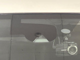 【エマージェンシーブレーキ】走行中に前方の車両等を認識し、衝突しそうな時は警報とブレーキで衝突回避と被害軽減をアシスト。より安全にドライブをお楽しみいただけます。