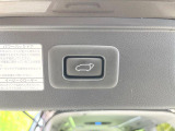 【パワーバックドア】スマートキーや運転席のボタンを押すだけでリアゲートが自動で開閉します!荷物を持っている時や、高い位置にあるバックドアを閉める際に便利な機能です♪