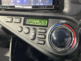 【オートエアコン】一度お好みの温度に設定すれば、車内の温度を検知し風量や温度を自動で調整。暑い&hellip;寒い&hellip;と何度もスイッチ操作をする必要はありません。快適な車内空間には必須の機能ですね♪