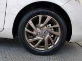 ブロンズ塗装の純正16インチアルミ!タイヤサイズは195/55R16です