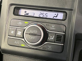【オートエアコン】一度お好みの温度に設定すれば、車内の温度を検知し風量や温度を自動で調整。暑い&hellip;寒い&hellip;と何度もスイッチ操作をする必要はありません。快適な車内空間には必須の機能ですね♪