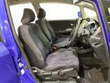 広い足元にゆったり座れるシートは長距離の運転でも疲れにくいシートです。女性でも運転がしやすいようにシートの高さ調整機能(シートリフター)がついています。
