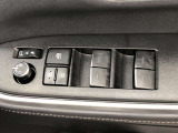 パワーウィンドは今や当たり前の機能ですが、無いと困る機能です。運転席からの操作で、全席の窓を振るオープンにしたり、フルクローズが可能です。