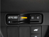 ◆ETC2.0装着◆進化したドライブ体験。料金収受システムだけだったETCが生まれ変わって、高速道路を賢く使うETC2.0に進化しました。多彩な情報サービスが便利で快適なドライブ体験を提供します。