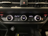 オートエアコンは左右席で独立温度コントロールが可能です。運転席はキンキンに冷やして助手席はマイルドにと言った設定が可能です☆暑さ寒さでケンカすることもなくなりますね♪