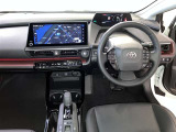 運転席周りのレイアウトをご覧ください。ナビゲーションが綺麗に装着されすっきり収まってますね!