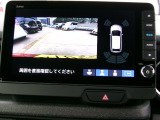 バックカメラの画像です。ガイドラインがスムースな車庫入れをサポートいたします。車庫入れの安心感がアップしますね。