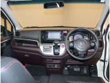 オシャレなインテリアで運転する気分も盛り上がりますよね^^