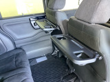 折りたたみ式のシートバックテーブルは限られた空間を有効活用。車内の家族時間をもっと快適に。休憩時のちょっとした小物置に使える、前席背面の格納式テーブルが付いています。