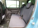 リヤシートも全車消毒済み。足元も軽とは思えない広さがあります。ドアには小物を収納できる便利な【リヤポケット】付。