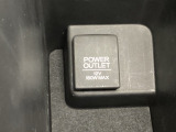 アームレスト内の収納ボックスにもアクセサリーソケットがつています。USBのアダプターなどをつければスマホの充電などにも使えます。ボックス内にスマートフォンを収納しながら充電もできるので便利です。