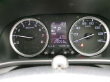 メーター中央に、様々な車両情報を表示してくれる、ディスプレイがついています。
