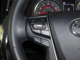 【ステアリングスイッチ】運転中に視線を前に向けたまま画面の操作できます。