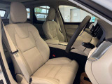 Ultra専用パーフォレーテッドナッパレザーシートは運転席助手席ともマッサージ機能や、シートヒーターベンチレーションといった便利な機能がご利用いただけます。
