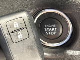 【キーレススタートシステム】カバンやポケットに入れたままでもドアの施錠・解錠が可能なスマートキーを装備。エンジンのオン・オフ時もカギを取り出す必要が無いからとっても便利です♪