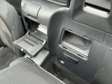 シート裏等スペースをうまく活用し収納を搭載!また位置を変えられるドリンクホルダーも!!