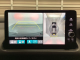 マルチビューカメラシステム搭載車です。お車の周囲を全方位でカバーします。後方・前方・両脇と、コンディションが悪い視界でもカラーモニターに映し出した映像がドライバーをサポートします。