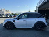 この色遣い!このお洒落感はMINIだけです。外装の顔やボディーだけでも充分かわいいですが、内装も楽しめるインテリア空間となっております。MINIに乗るだけで普段の運転がさらに楽しくなりますよ。