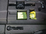 応急パンク修理キット・車載工具。