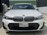 【BMWの伝統】BMWの特徴的な&ldquo;キドニーグリル&rdquo;は、80年以上続く伝統の形でございます。変わらないこだわりのデザインが、プレミアムブランド&ldquo;BMW&rdquo;を創り出します。