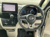 運転席まわりです。実際に座ってみて、乗り心地を体験してみてください,視界も良好です。
