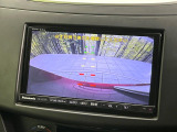【バックカメラ】駐車時に後方がリアルタイム映像で確認できます。大型商業施設や立体駐車場での駐車時や、夜間のバック時に大活躍!運転スキルに関わらず、今や必須となった装備のひとつです!