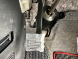 パーキングブレーキは、フットブレーキタイプです。