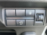 ステアリングスイッチ搭載で手元でオーディオやナビの音量調整等が出来ますので目線をずらすことなく使用できるので安全ですね。