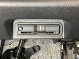 ハンドルの真下にETCがついています。高速道路の料金所の通過も楽々です。 カードの取り出しもしやすい場所についています。