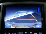 バックガイドモニター付き。車両後方の映像をナビ画面に表示し、駐車などの後退操作をサポートします。
