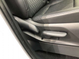運転席シート座面は上下アジャスター付きです。お好みの位置に調整可能です。
