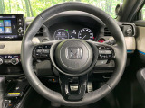 【ステアリングヒーター】冬場に冷たくなりやすい革巻きステアリングを、スイッチ一つで素早く適温に!エアコンよりも早く温まってくれるので、寒い日の運転も快適になりますね♪