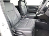 高いホールド性で運転姿勢が安定します。長距離ドライブでも疲れにくいのが魅力です。快適なドライビングライフをお送りください♪