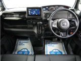 運転にかかわる様々な操作を安全に行えるように視点移動が少なく、操作性に配慮されたスイッチ類が凝縮されたコクピットです。