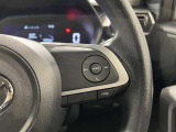 【ステアリングスイッチ】運転中に視線を前に向けたまま画面の操作できます。