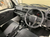 狭い道幅も確認しやすい良好視界。