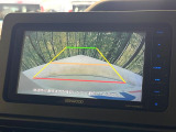 【バックカメラ】駐車時に後方がリアルタイム映像で確認できます。大型商業施設や立体駐車場での駐車時や、夜間のバック時に大活躍!運転スキルに関わらず、今や必須となった装備のひとつです!