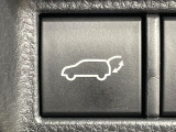 【パワーバックドア】スマートキーや運転席のボタンを押すだけでリアゲートが自動で開閉します!荷物を持っている時や、高い位置にあるバックドアを閉める際に便利な機能です♪