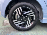 日産純正のアルミホイールで足元もスッキリおしゃれに演出します。