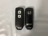 スマートキーを装備しています。鍵を差し込むことなくドアロックの開け閉めと、スタートボタン操作でのエンジンスタートができます。スペアキーも同じものを用意しております。