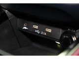 小物の収納に便利なセンタートレイには携帯等のデバイスの充電可能なUSB出力電源付です。