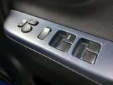 ラクラク操作のパワーウインドウ付きです。運転席はワンタッチオート機能付きです。また、電動格納ドアミラーも装着、狭い駐車スペースなどでの使用時に大変便利です。